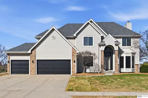 917 Killarney Dr, Papillion, NE 68046