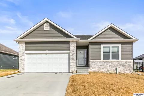 9712 Osprey Ln, Papillion, NE 68046