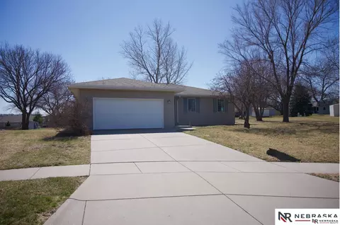 625 Arbor Ct, Bennet, NE 68317