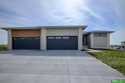 20658 Laurel Ave, Elkhorn, NE 68022