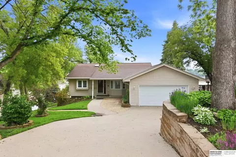 1104 Murray Pt, Plattsmouth, NE 68048