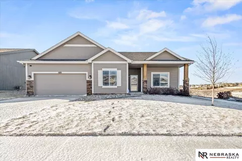 18135 Camden Ave, Elkhorn, NE 68022