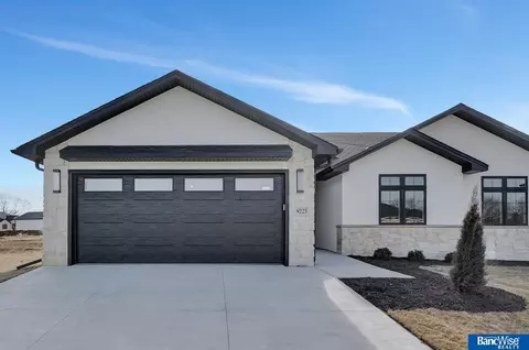9201 Marbella Dr, Lincoln, NE 68520
