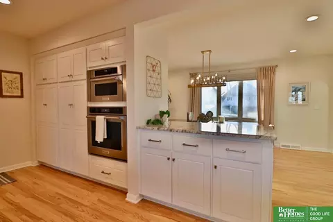 Kitchen - 9944 Devonshire Dr, Omaha, NE 68114 photo 7 of 10