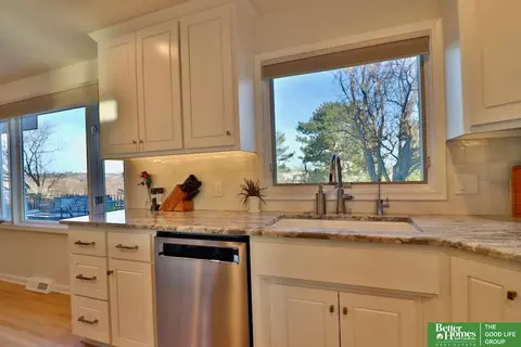 Kitchen - 9944 Devonshire Dr, Omaha, NE 68114 photo 6 of 10