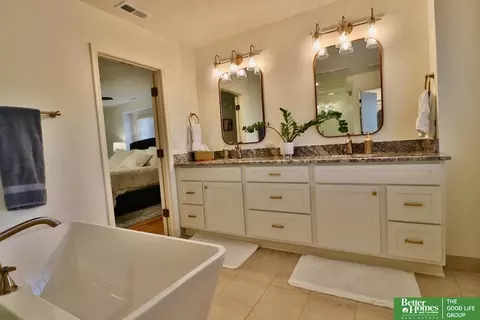 Bath - 9944 Devonshire Dr, Omaha, NE 68114 photo 3 of 10