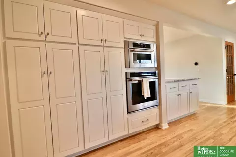 Kitchen - 9944 Devonshire Dr, Omaha, NE 68114 photo 9 of 10
