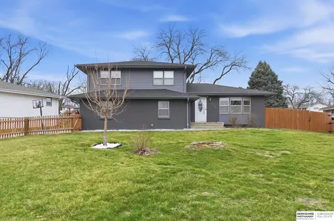 5306 S 105th St, Omaha, NE 68127