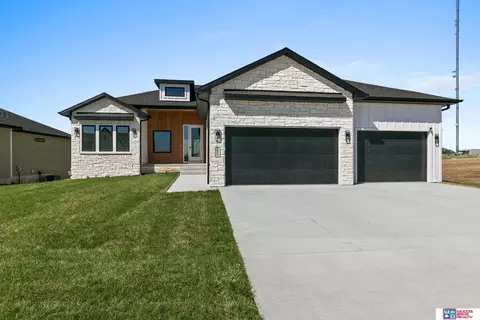 8820 Dragonfly Ln, Lincoln, NE 68526