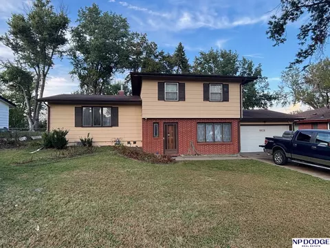 9612 Binney St, Omaha, NE 68134