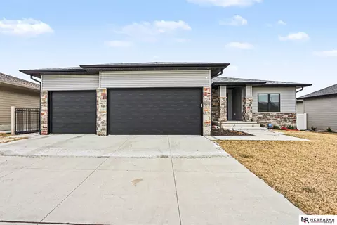 7641 Kallum Dr, Lincoln, NE 68516