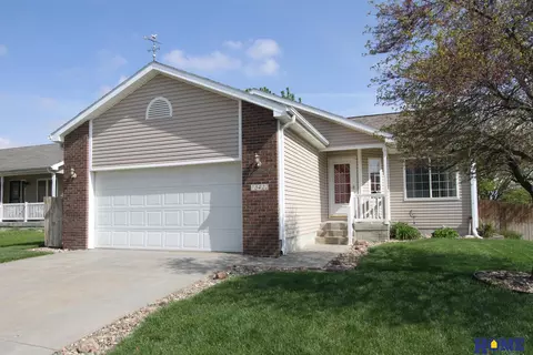 13422 Jamestown St, Waverly, NE 68462