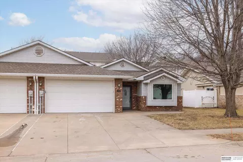 104 E Deer Ln, Plattsmouth, NE 68048