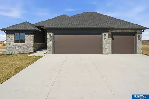 4300 Sundrop Ct, Lincoln, NE 68516