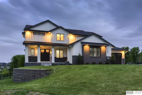 21209 Walnut Cir, Elkhorn, NE 68022