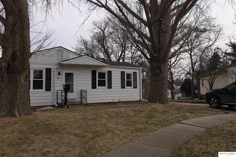 763 Cole Creek Cir, Omaha, NE 68114
