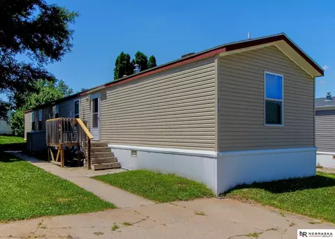 3715 NW Fairwood Ct, Lincoln, NE 68521