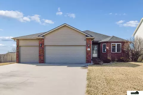 9635 Saint Clement Cir, Lincoln, NE 68526