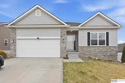 5310 Lynnwood Dr, Papillion, NE 68133