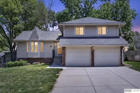 819 Tara Rd, Papillion, NE 68046