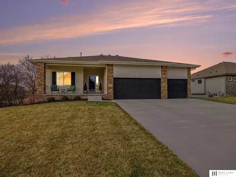 5158 Waterford Avenue Cir, Papillion, NE 68133