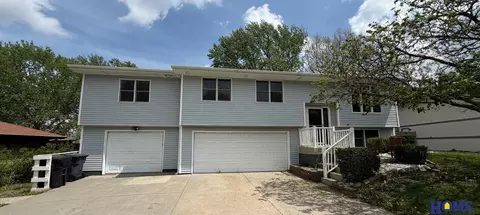 5200 Tipperary Trl, Lincoln, NE 68512