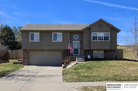 504 Charleston Dr, Papillion, NE 68133