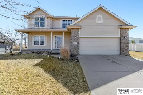 1679 Lake Ridge Dr, Plattsmouth, NE 68048