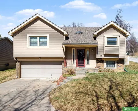 7906 Potter Plz, Omaha, NE 68122