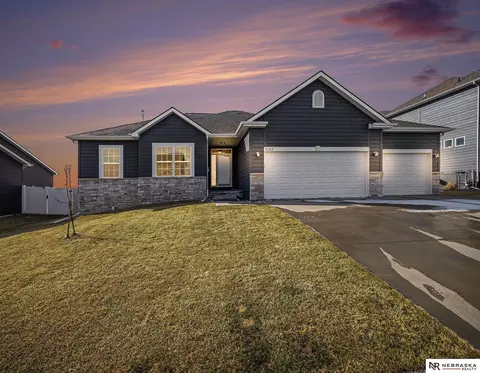5213 Lynnwood Dr, Papillion, NE 68133