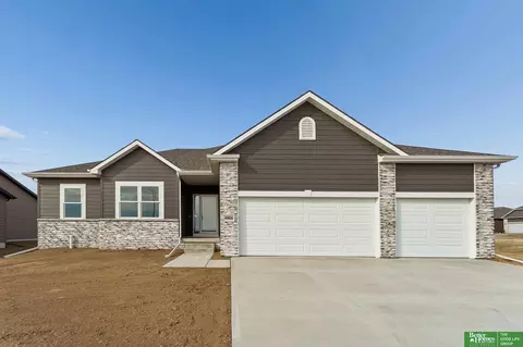 4906 Pinehill Rd, Papillion, NE 68133