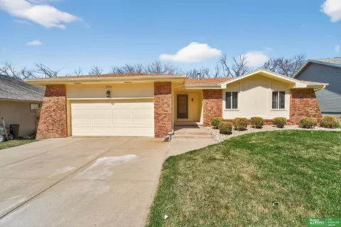 15818 Nottingham Dr, Omaha, NE 68118