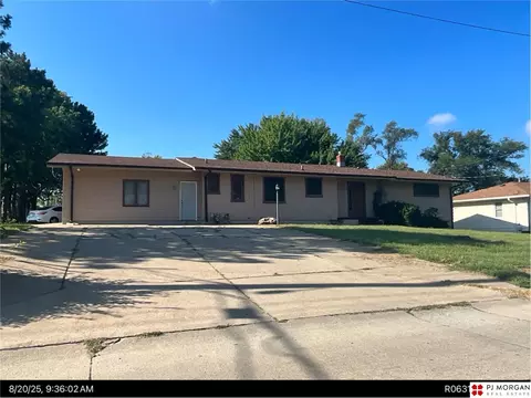 7305 Lake St, Omaha, NE 68134