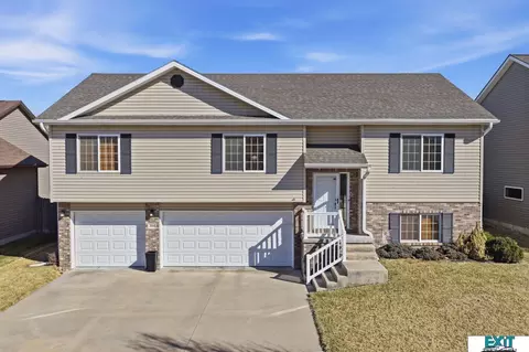 7930 Mandalay Dr, Lincoln, NE 68516