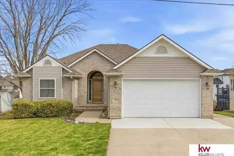 1138 Beaver Lake Blvd, Plattsmouth, NE 68048