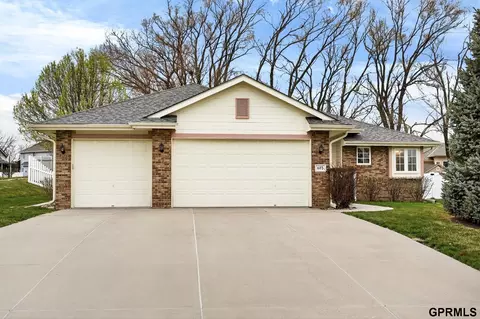 602 Castle Pine Dr, Papillion, NE 68133