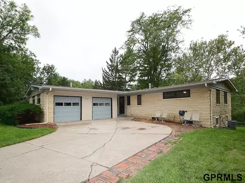 933 Moraine Dr, Lincoln, NE 68510