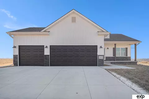 6915 Port Royal Dr, Papillion, NE 68046