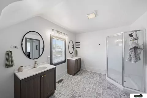 Bath - 800 Scott St, Beatrice, NE 68310 photo 5 of 5