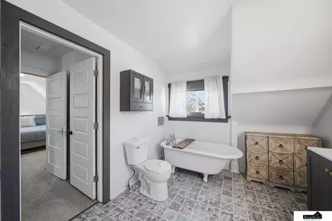 Bath - 800 Scott St, Beatrice, NE 68310 photo 3 of 5