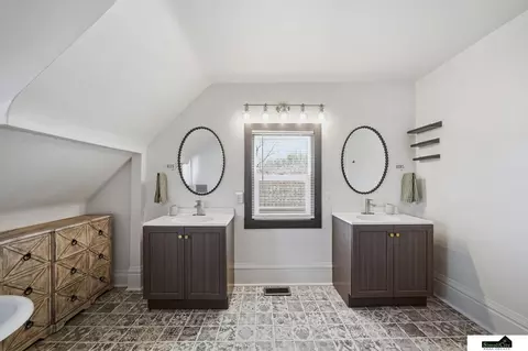 Bath - 800 Scott St, Beatrice, NE 68310 photo 4 of 5