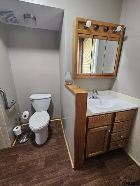 Bath - 311 E Cheyenne St, Exeter, NE 68351 photo 3 of 5