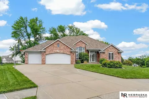 17806 Sawgrass Cir, Omaha, NE 68136