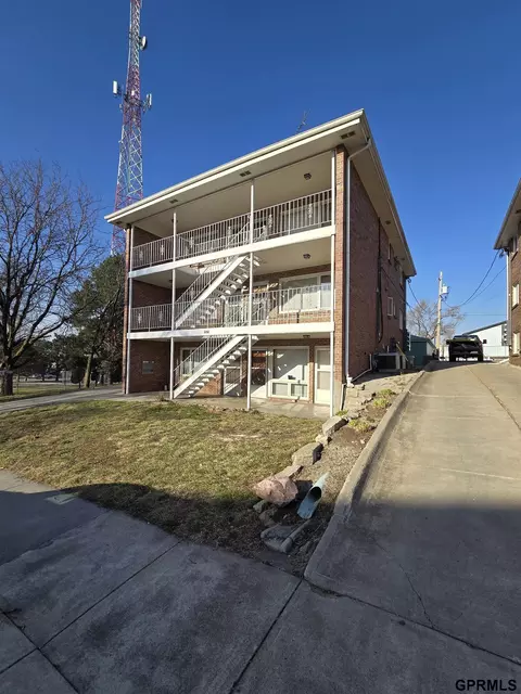 3255 S 12 St, Lincoln, NE 68502