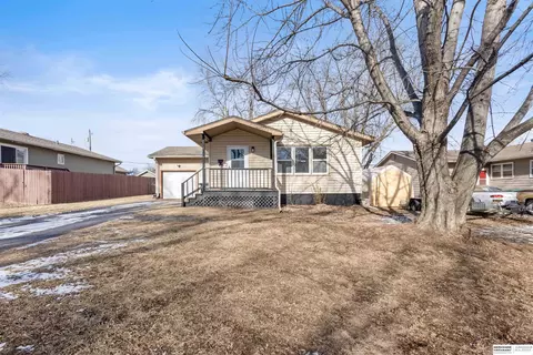 6614 Parkview Ln, Omaha, NE 68104