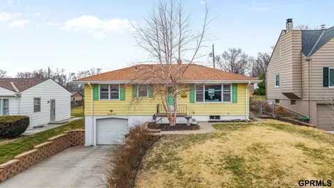 8022 Valley St, Omaha, NE 68124