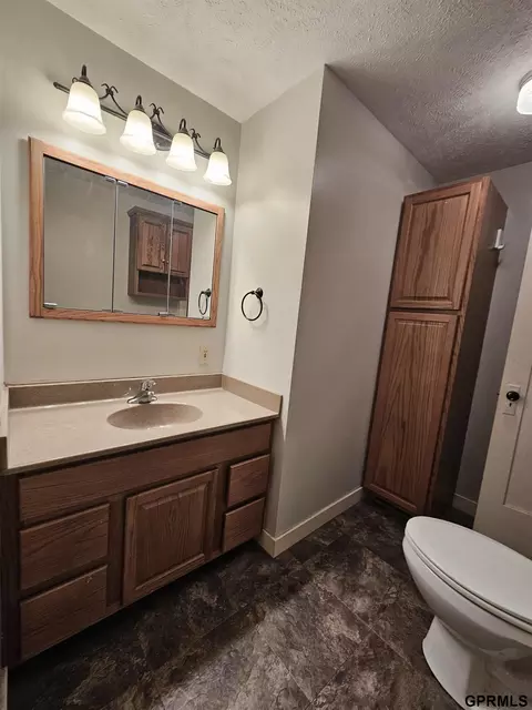 Bath - 708 E Forrest St, Sutton, NE 68979 photo 3 of 4