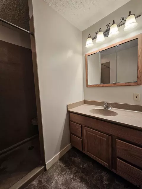 Bath - 708 E Forrest St, Sutton, NE 68979 photo 2 of 4