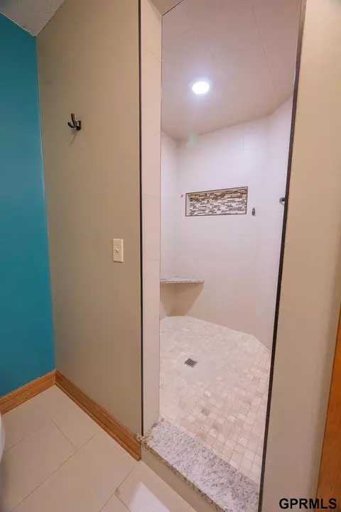 Bath - 600 Custer Ave, Lyons, NE 68038 photo 1 of 7