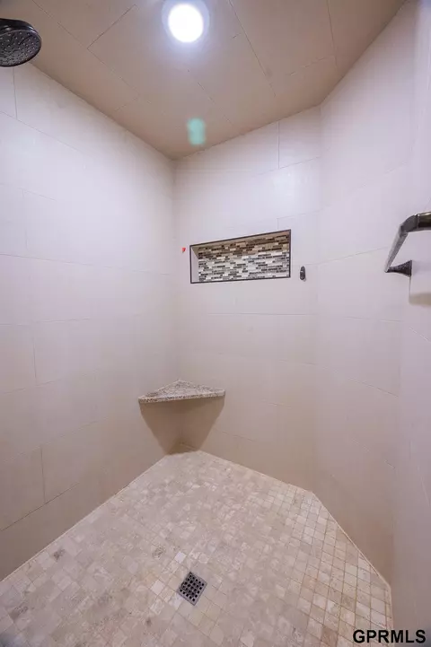 Bath - 600 Custer Ave, Lyons, NE 68038 photo 2 of 7